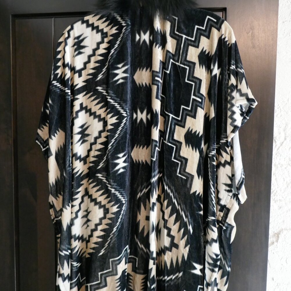 Double D Ranch Bankhead Blanket Cape with Fur - Picture 5 of 6